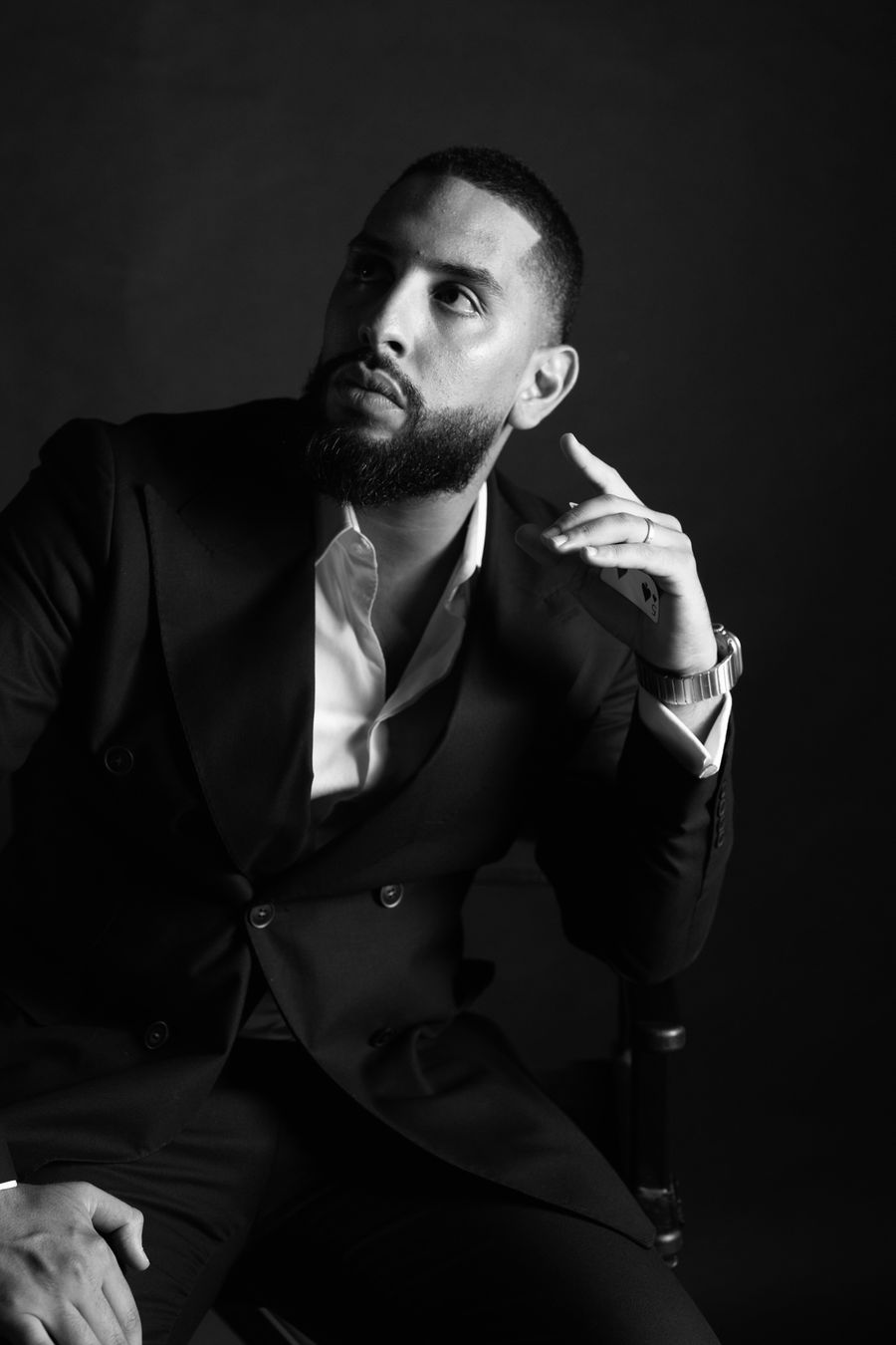 Premier magicien mentaliste du duo, portrait en costume noir