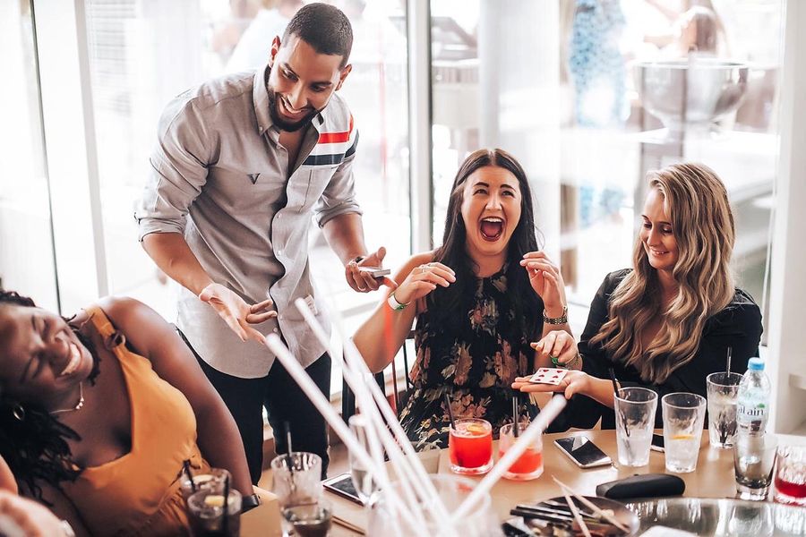 Invitées stupéfaites lors d'un tour de magie à table