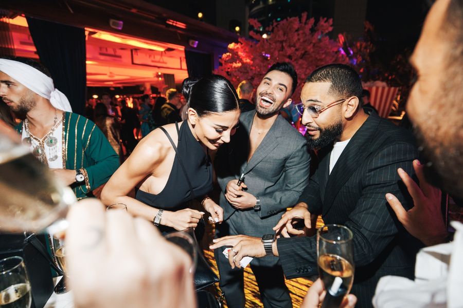 Réaction d'invités pendant une soirée privée