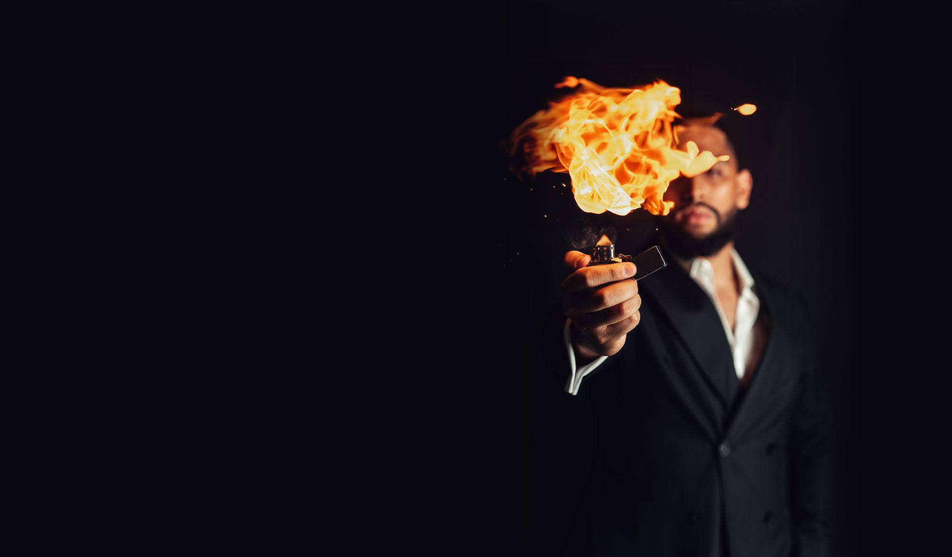 Magicien mentaliste faisant voler un jeu de cartes entre ses mains