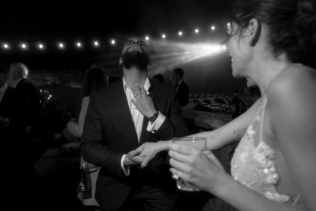 Tour de magie pendant un mariage, la mariée émerveillée