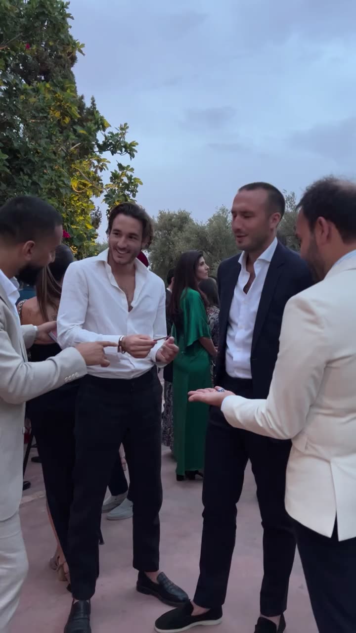 Invités de mariage stupéfaits pendant une animation de magie au cocktail