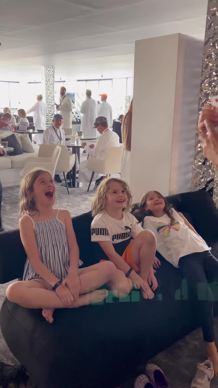 Enfants émerveillés par un tour de magie